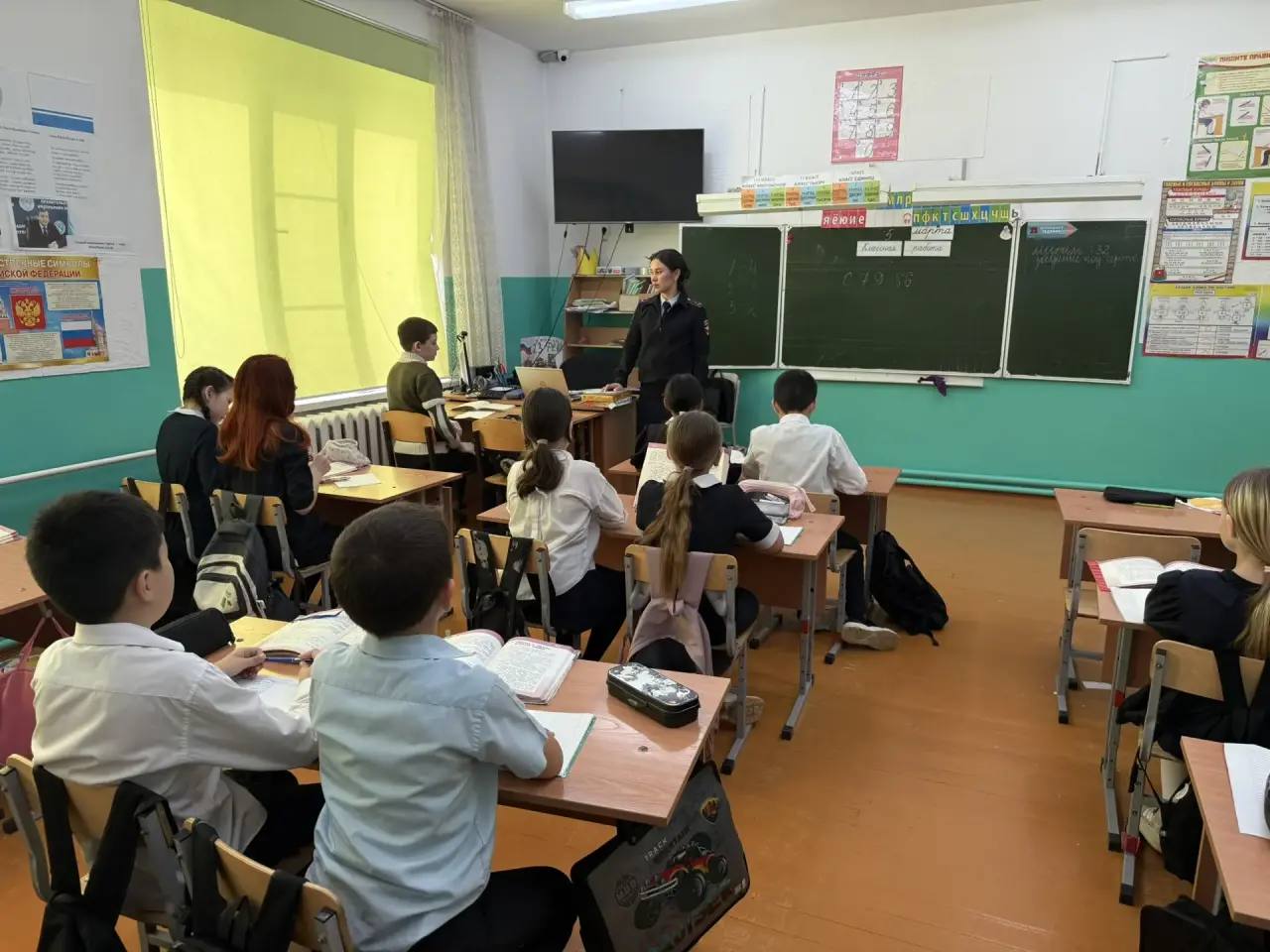 Сотрудники Госавтоинспекции напомнили юным пешеходам о правилах дорожной безопасности Сотрудники Госавтоинспекции напомнили юным пешеходам о правилах дорожной безопасности