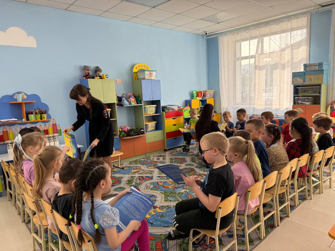 В детском саду «Колокольчик» г. Горно-Алтайска сотрудники региональной Госавтоинспекции провели мероприятие по ПДД В детском саду «Колокольчик» г. Горно-Алтайска сотрудники региональной Госавтоинспекции провели мероприятие по ПДД