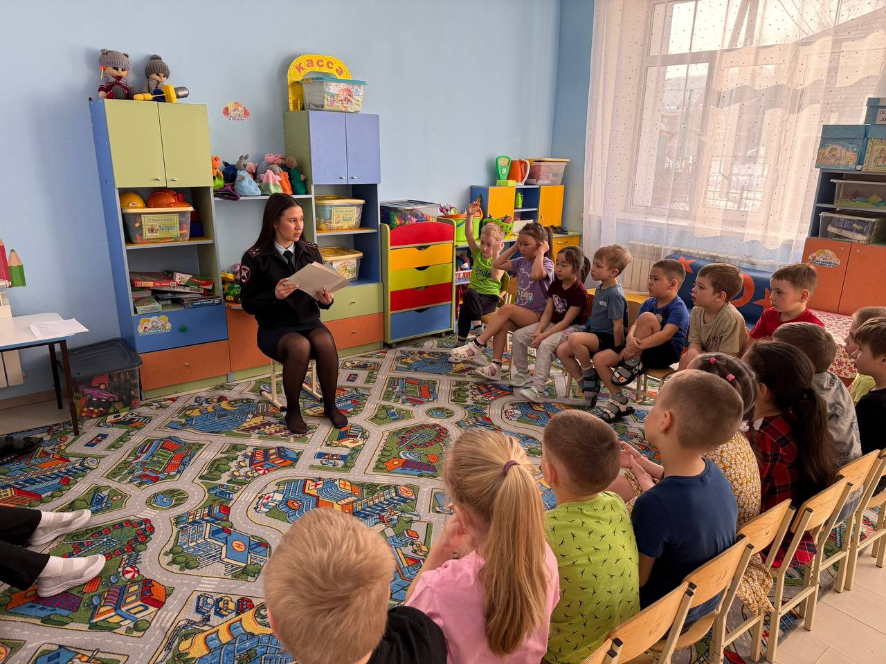 В детском саду «Колокольчик» г. Горно-Алтайска сотрудники региональной Госавтоинспекции провели мероприятие по ПДД В детском саду «Колокольчик» г. Горно-Алтайска сотрудники региональной Госавтоинспекции провели мероприятие по ПДД