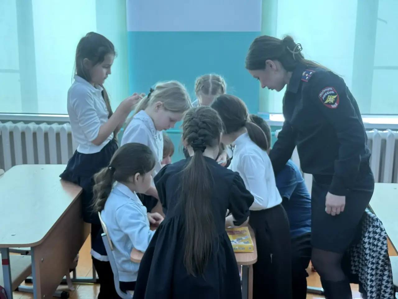 Сотрудники Госавтоинспекции напомнили юным пешеходам о правилах дорожной безопасности Сотрудники Госавтоинспекции напомнили юным пешеходам о правилах дорожной безопасности