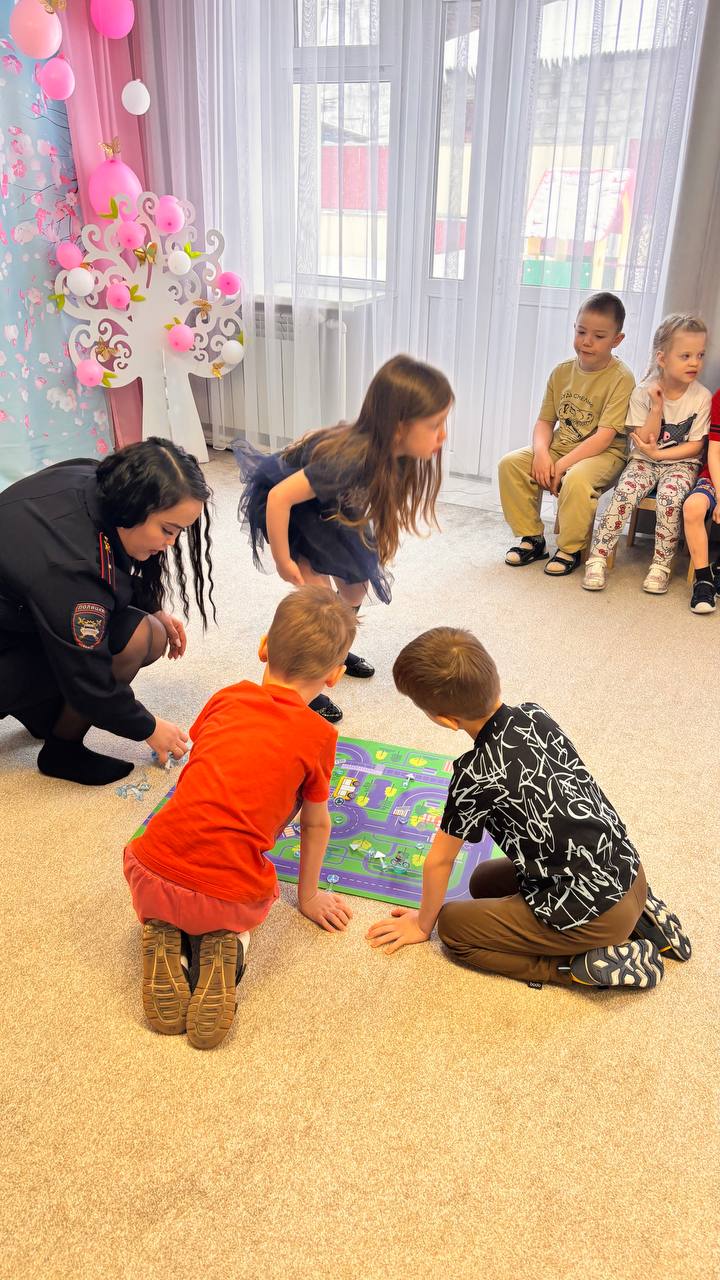Безопасность начинается с детства: сотрудники ГАИ в гостях у дошколят Безопасность начинается с детства: сотрудники ГАИ в гостях у дошколят