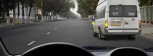 Обязаны ли Вы уступить дорогу маршрутному транспортному средству, отъезжающему от тротуара, где нет обозначенного места остановки ?