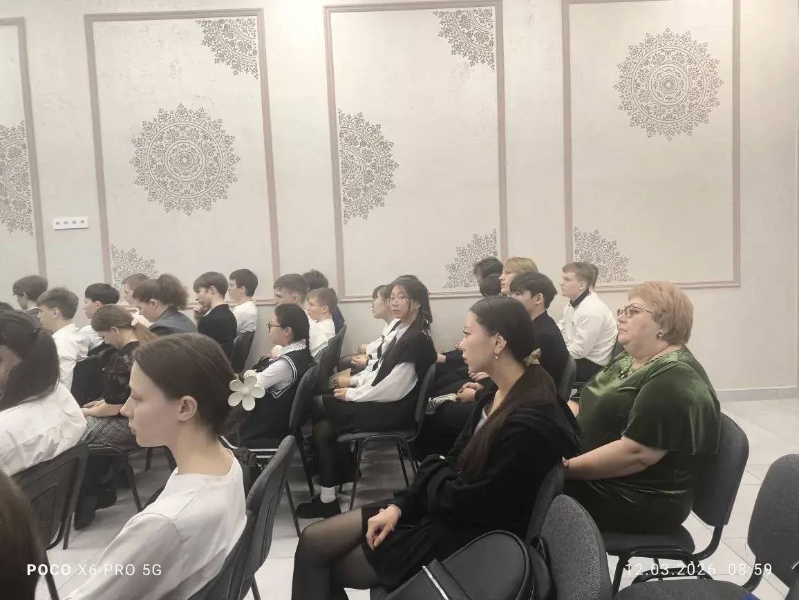 Карамаевские чтения. В Лицее N1 имени М.В. Карамаева г. Горно-Алтайска идет интересная встреча родственников и соратников Михаила Васильевича со старшеклассниками Карамаевские чтения. В Лицее N1 имени М.В. Карамаева г. Горно-Алтайска идет интересная встреча родственников и соратников Михаила Васильевича со старшеклассниками