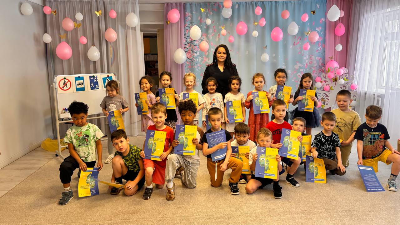 Безопасность начинается с детства: сотрудники ГАИ в гостях у дошколят