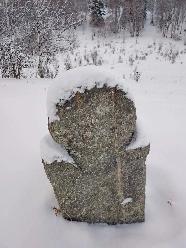 Кезер-таш, укрытый снегом. Камень-воин находится на Белинской террасе у села Беле