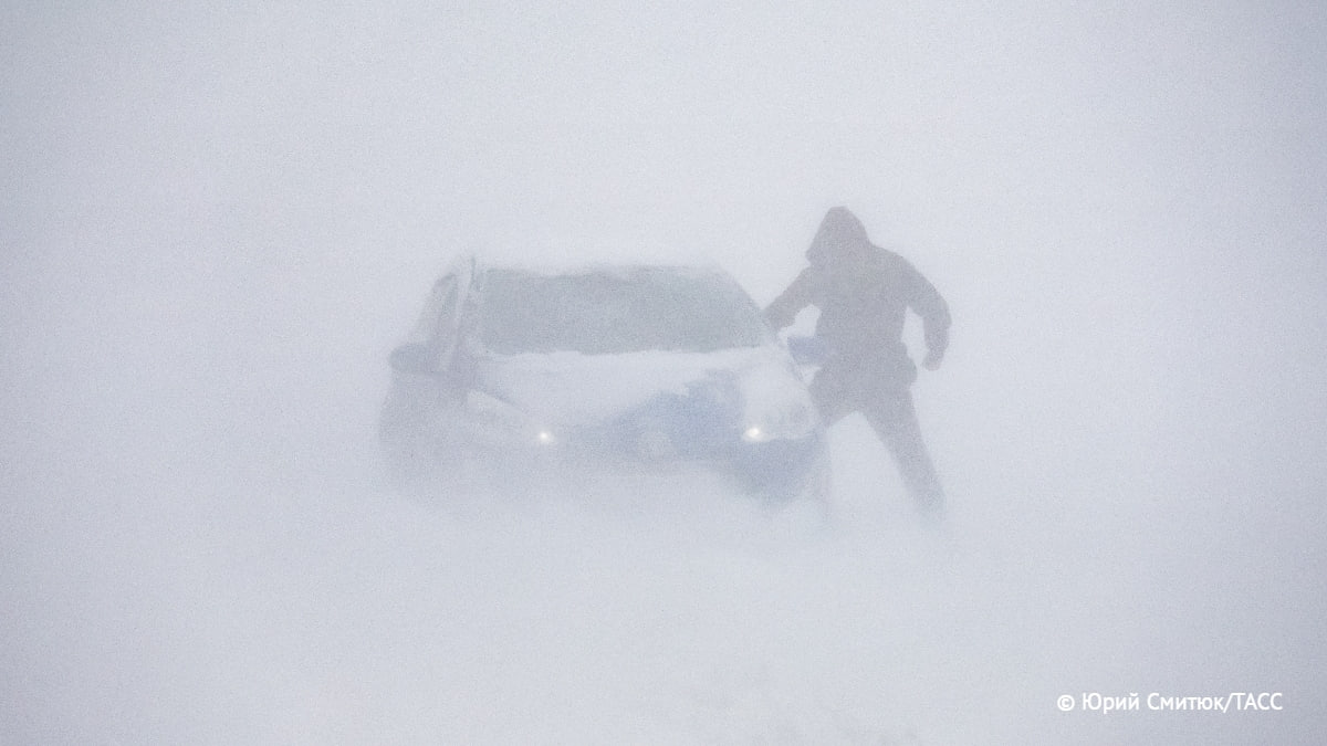 Движение всех видов транспорта ограничили на участках ряда трасс в Алтайском крае из-за штормового ветра до 20 м/с и метелей, сообщили в ГАИ региона