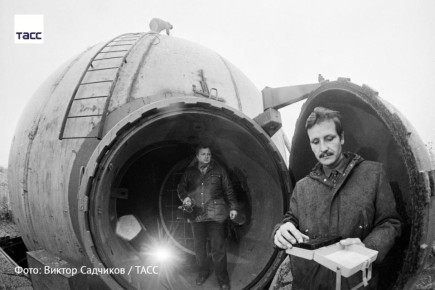 #архив_ТАСС_Сибирь. Ученые во время эксперимента во взрывной камере