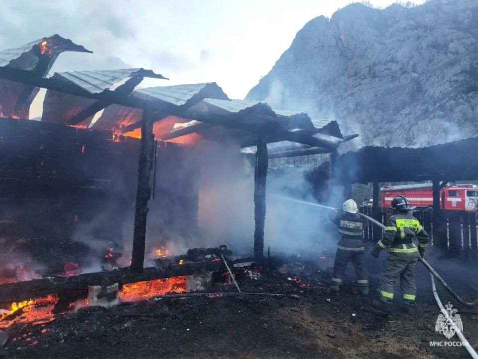 Крупный пожар в селе Еланда Чемальского района: на улице Катунской горел жилой дом, баня, автомобиль УАЗ