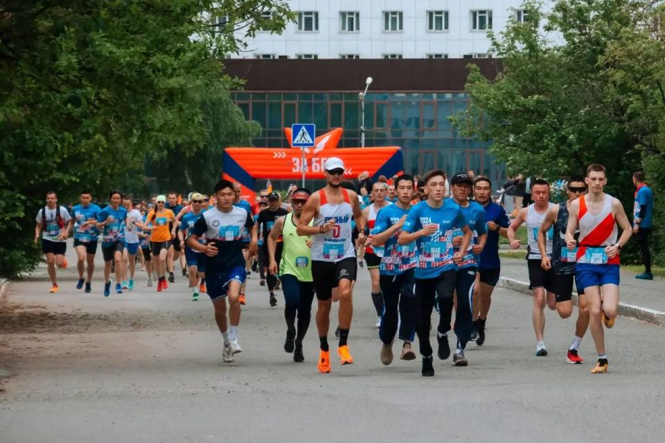 ГОРНО-АЛТАЙСК, НА СТАРТ!. 23 мая наш город в четвёртый раз станет частью главного бегового события страны — Всероссийского полумарафона «ЗаБег.РФ» Это не просто забег