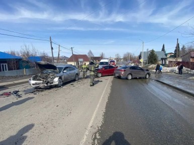 В с. Майма в результате столкновения трех автомобилей пострадала 4-летняя девочка