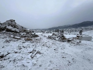 В Онгудае через суд заставили убрать свалку, появившуюся после сноса аварийного дома