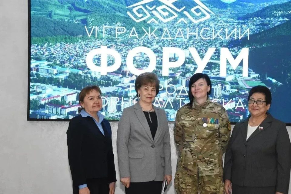 Первый вице-спикер Татьяна Гигель и председатель комитета по национальной политике, образованию, культуре, общественным объединениям и СМИ Наталья Екеева приняли участие в VI Гражданском форуме