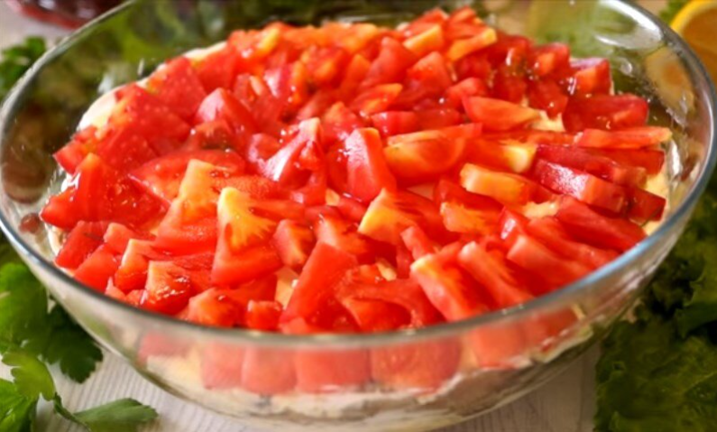 Необычный салат с грибами и копченой курицей: рецепт, который покорил многих