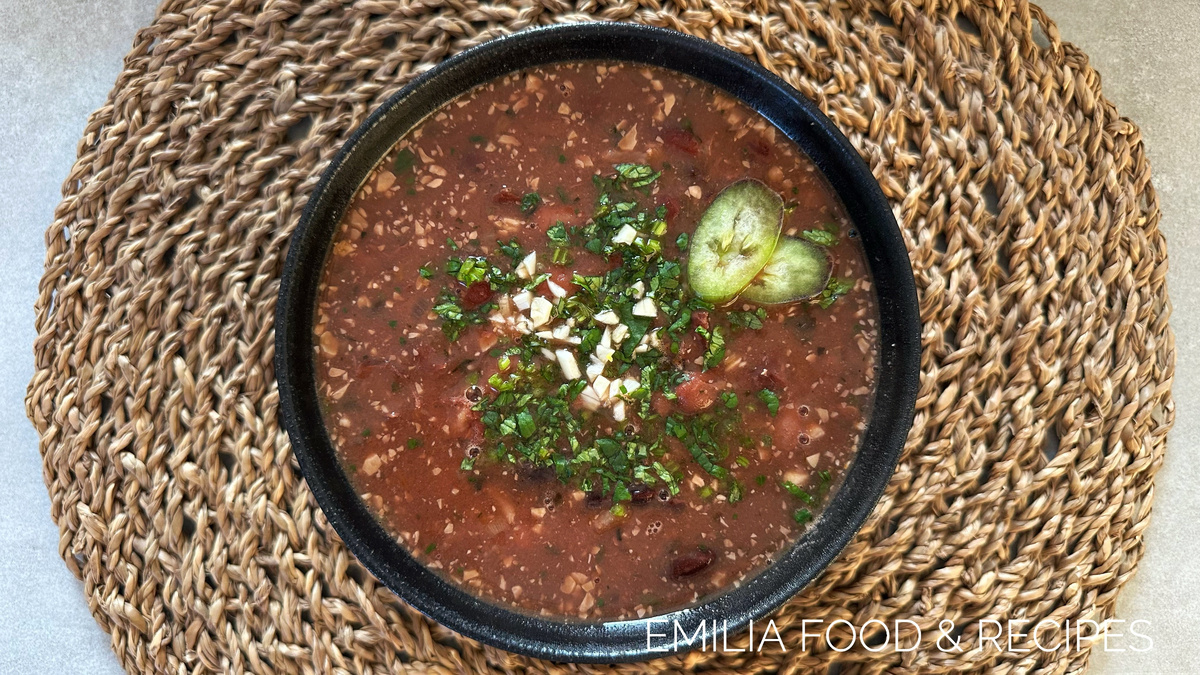 Вкусный фасолевый суп с орехами – традиции армянской кухни