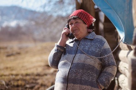 Милейшие и очень атмосферные кадры с жительницей села Верх-Кукуя во время ее звонка дочери