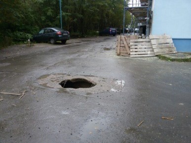 Вот такие ямы по городу... очень приятно заезжать домой, прям то, что нужно для женщины за рулём!