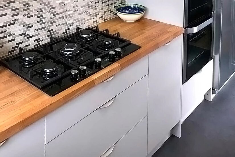 Как защитить кухонную столешницу: советы по установке варочной панели