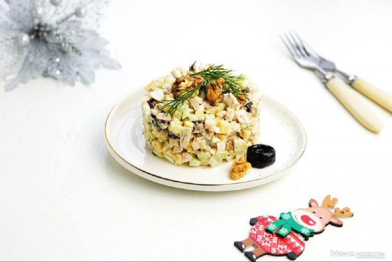 Новый взгляд на любимый новогодний салат с курицей и орехами