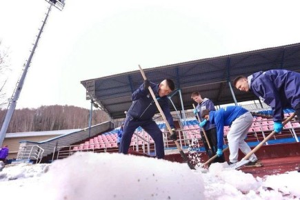 «Спартак» готов к спорту: Александр Суразов и волонтёры вышли на уборку