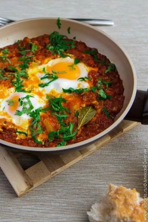 Шакшука: пряная симфония яиц и томатов