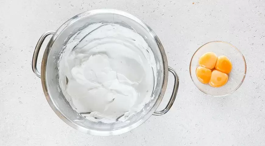 Нежный бисквитный торт с вареной сгущёнкой: рецепт для истинных гурманов