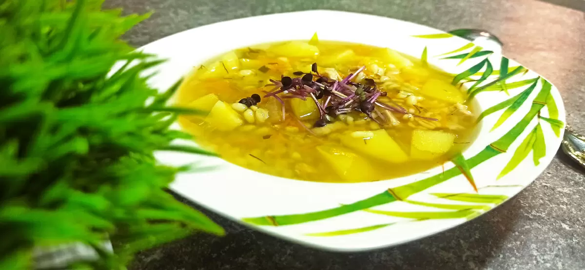 Закутайтесь в аромат осени: сытный суп с мясом и булгуром