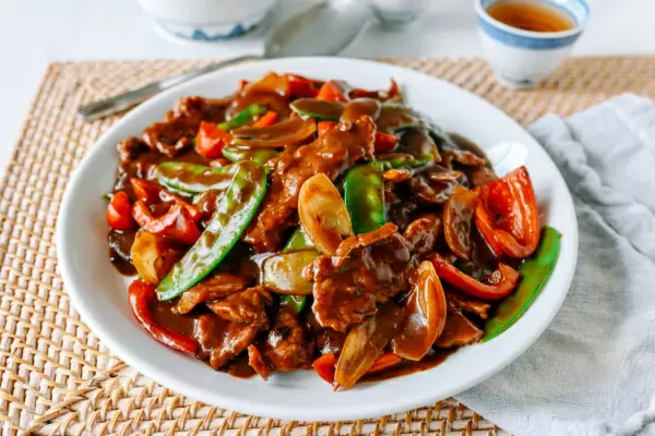 Говядина в черном бобовом соусе: готовьте ресторанную классическую закуску прямо на своей кухне