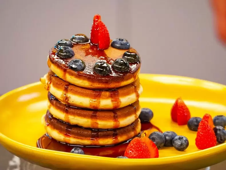 Пышные панкейки за 20 минут: идеальное утро с кленовым сиропом