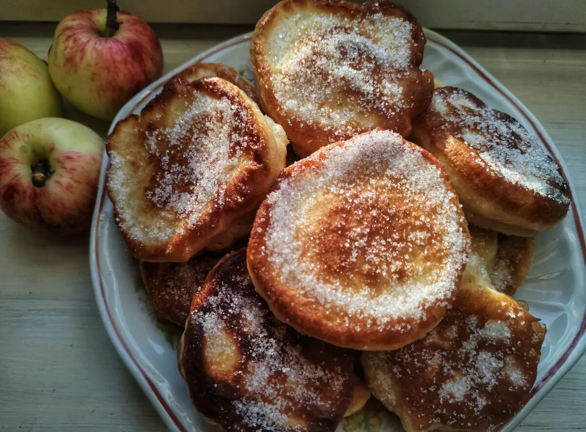 Вкусом из детства: оладьи с яблоками, которые запомнились навсегда