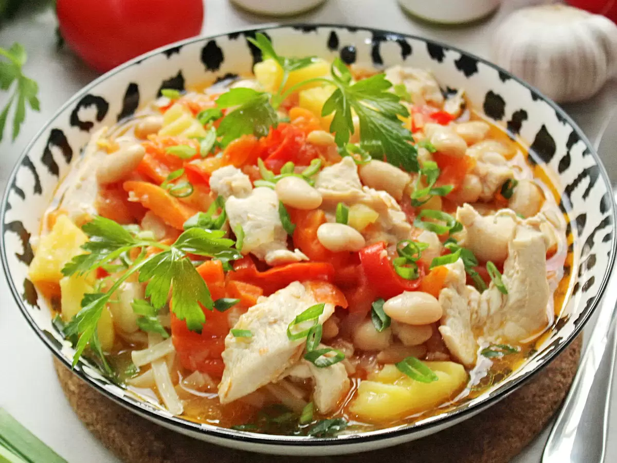 Сытное и ароматное блюдо для домашнего уюта: курица с овощами и вкусной подливой