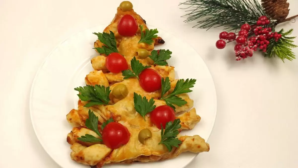 Новый взгляд на праздничную выпечку: пирог "Елочка" из слоеного теста