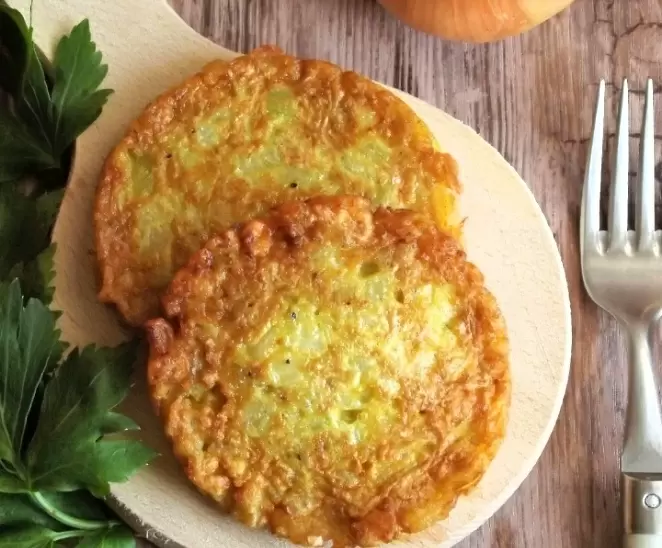 Вкус ностальгии: как приготовить луковые оладьи из 90-х