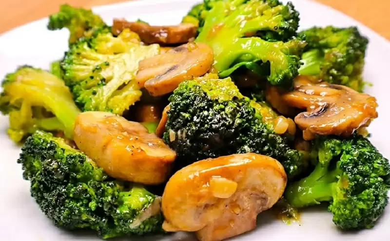 Брокколи с грибами и чесноком: новый взгляд на вкус привычных овощей
