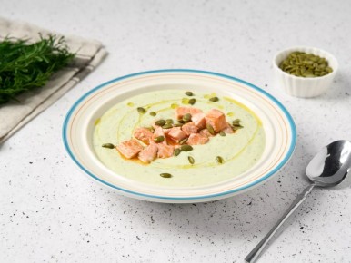 Летние вкусы: освежающий суп из огурцов и авокадо для жарких дней