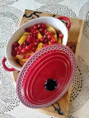 Лёгкий десерт: айва с клюквой в микроволновке