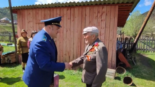 В преддверии 81-й годовщины Победы в Великой Отечественной войне сотрудники прокуратуры Чемальского района продолжают серию традиционных мероприятий по поздравлению тружеников тыла