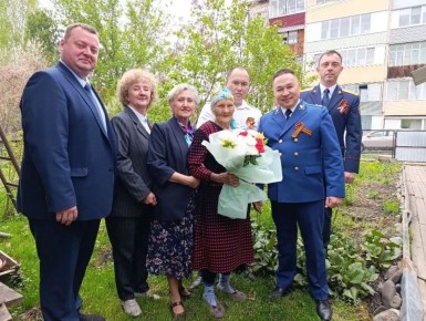 В преддверии Дня Победы прокурор Майминского района посетил тружеников тыла