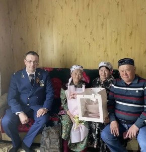 В канун празднования Дня Великой Победы работники прокуратуры Кош-Агачского района поздравили жительницу села Тобелер – Нагизу Мешелову, 10 мая 1933 года рождения, которая выросла в годы Великой Отечественной войны