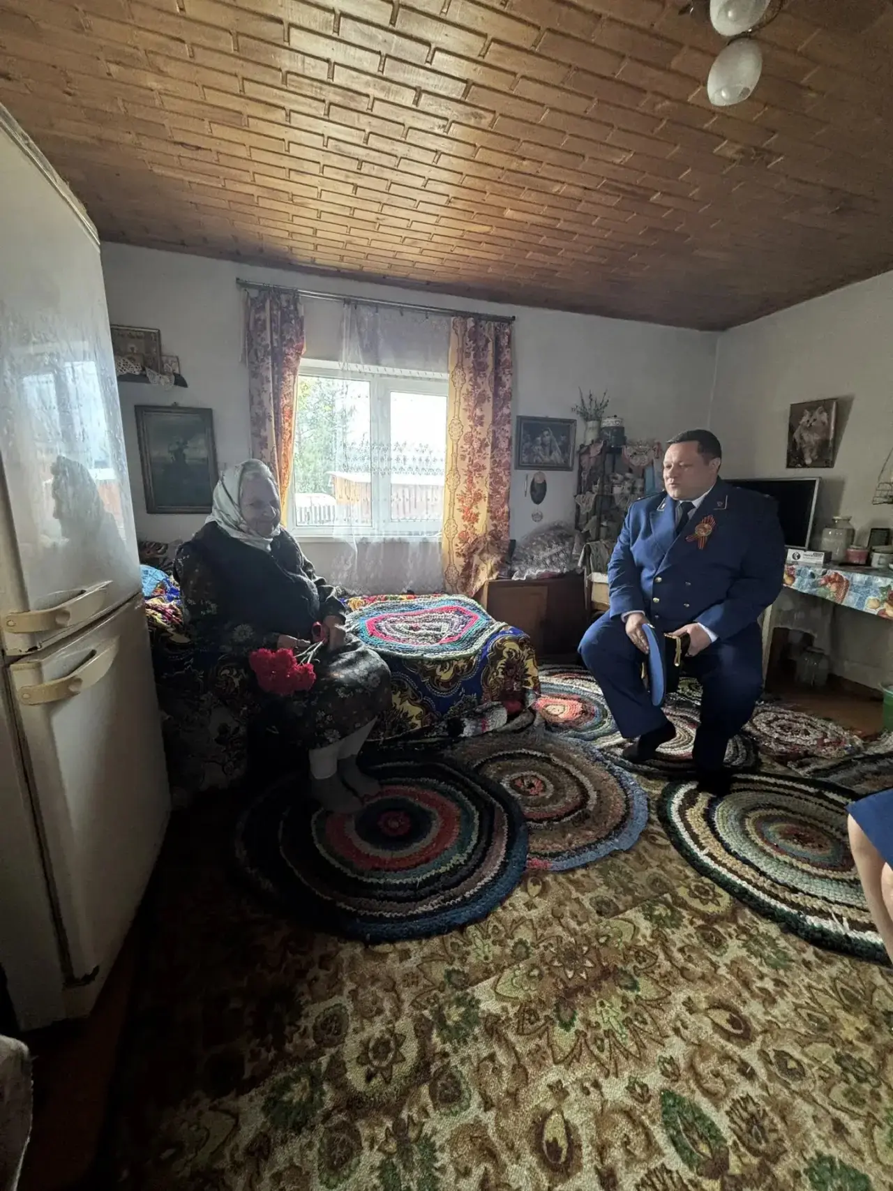 Сотрудники прокуратуры Чойского района в связи с 81-й годовщиной Победы в Великой Отечественной войне поздравили «детей-войны»