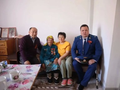 Прокурор Усть-Канского района поздравил тружеников тыла