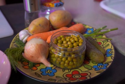 Универсальный рецепт салата Оливье с куриной грудкой из су-вида