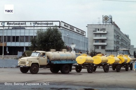 #архив_ТАСС_Сибирь. Автопоезд Барнаульского молочного комбината развозит молоко по торговым точкам