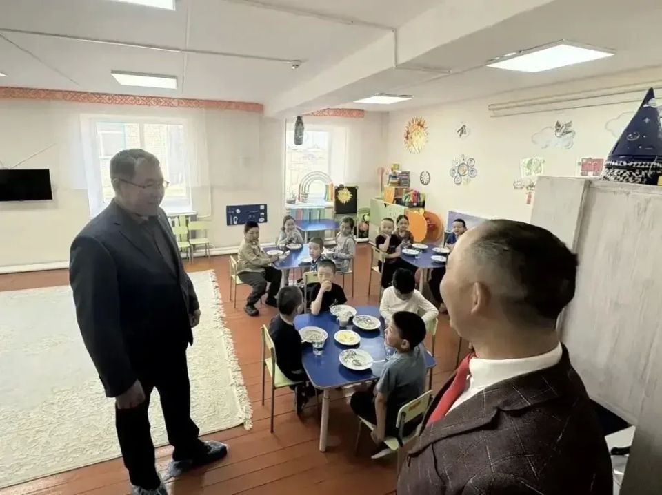 Спикер парламента посетил школу в селе ЖанаАул Спикер парламента посетил школу в селе ЖанаАул
