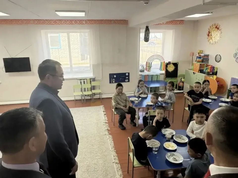Спикер парламента посетил школу в селе ЖанаАул Спикер парламента посетил школу в селе ЖанаАул