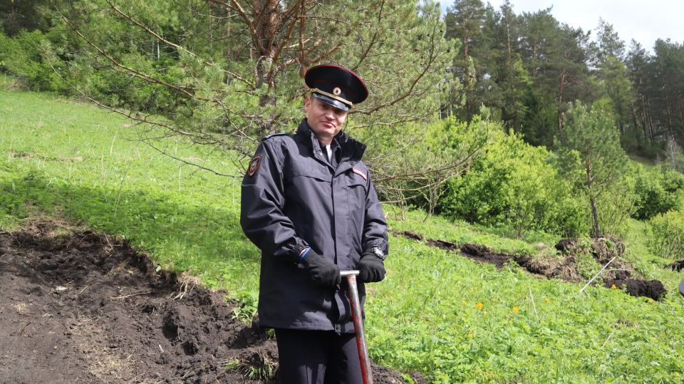 Полицейские Республики Алтай приняли участие в экологической акции «Сад памяти» Полицейские Республики Алтай приняли участие в экологической акции «Сад памяти»
