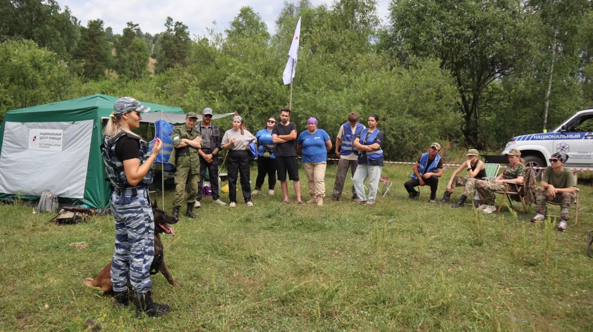 Волонтеры Отделения национального центра помощи пропавшим и пострадавшим детям и сотрудники Центра кинологической службы МВД по Республике Алтай приняли участие в полевых учениях по поиску пропавших людей Волонтеры Отделения национального центра помощи пропавшим и пострадавшим детям и сотрудники Центра кинологической службы МВД по Республике Алтай приняли участие в полевых учениях по поиску пропавших людей