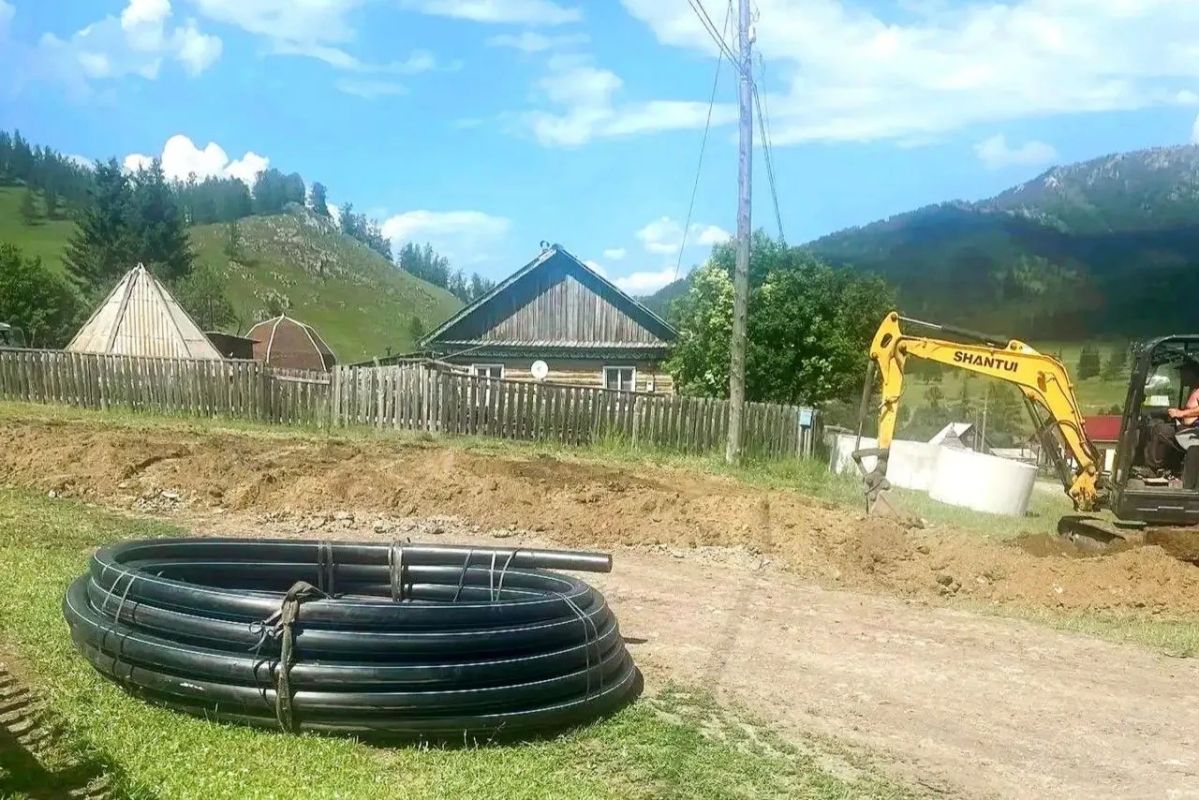 В селе Верх-Черга подрядчик приступил к капремонту центрального водопровода на улице Школьная В селе Верх-Черга подрядчик приступил к капремонту центрального водопровода на улице Школьная