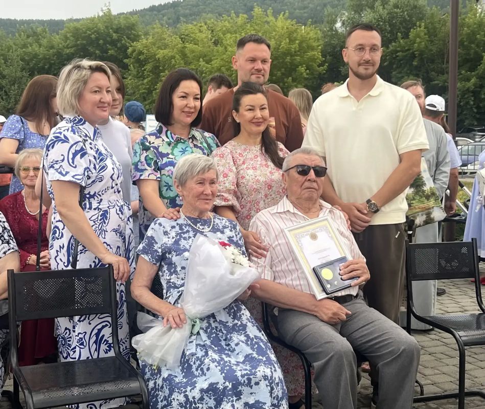 День семьи, любви и верности отметили в Горно-Алтайске День семьи, любви и верности отметили в Горно-Алтайске