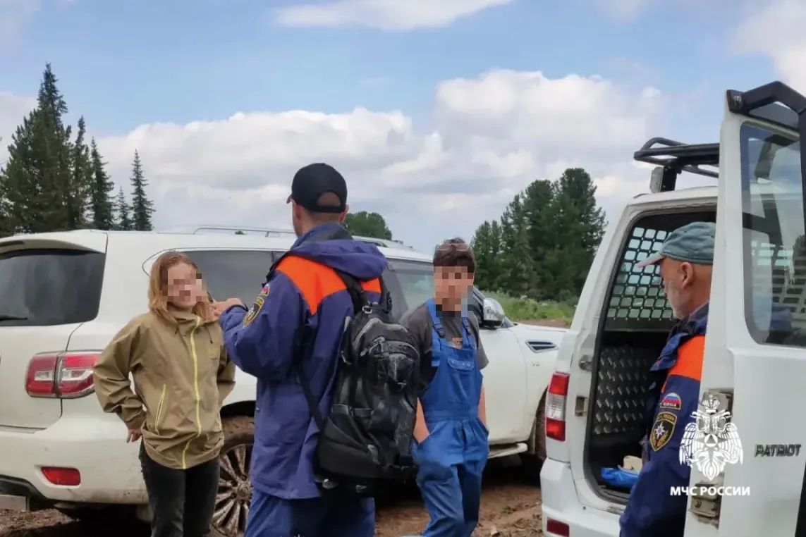 Спасатели нашли потерявшихся туристов на Алтае Спасатели нашли потерявшихся туристов на Алтае