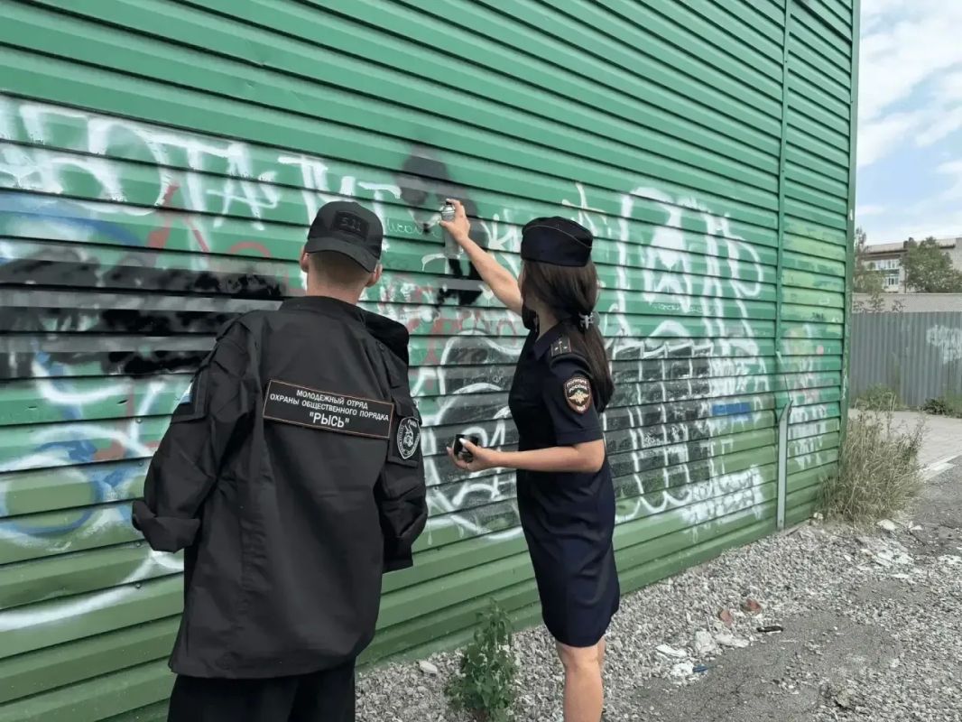 На улицах города силами сотрудников полиции и членов молодежного отряда «Рысь» проводится работа по ликвидации несанкционированных граффити с информацией о распространении наркотических средств На улицах города силами сотрудников полиции и членов молодежного отряда «Рысь» проводится работа по ликвидации несанкционированных граффити с информацией о распространении наркотических средств